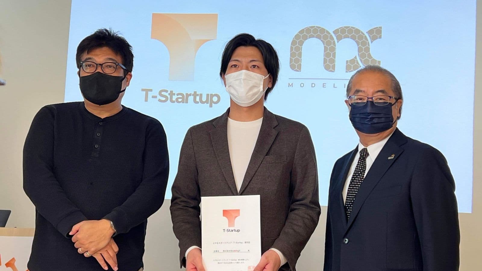T-Startup Award 2022 の授賞式で記念撮影する3人